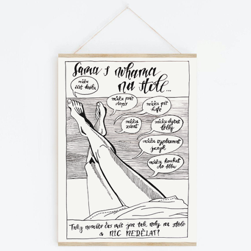 plakát Sama s nohama na stole